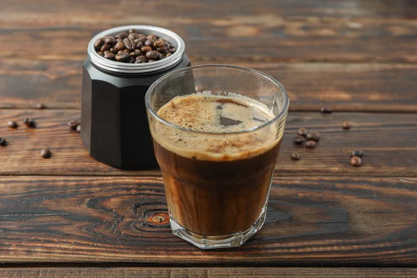 Segelas kopi segar dan biji kopi di atas meja kayu, ruang fo — Stok Foto