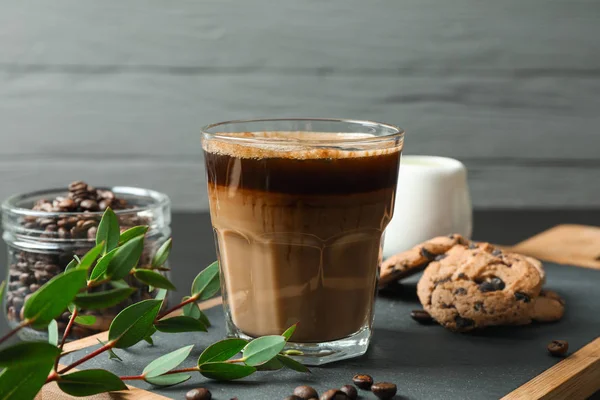 Aksesoris waktu kopi di atas meja hitam dengan latar belakang abu-abu , — Stok Foto