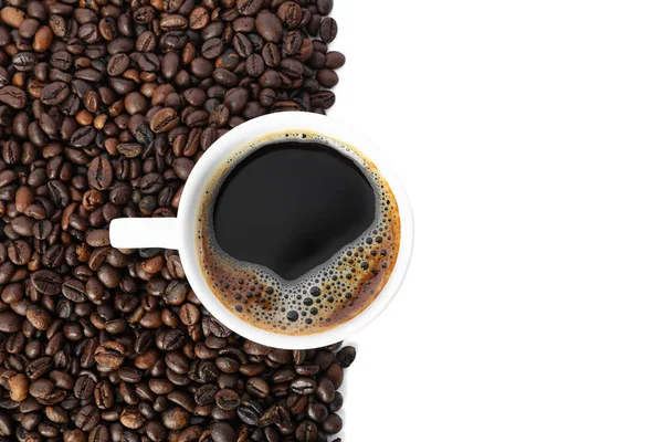 Чашка кофе с большим количеством кофейных зерен изолированы на белой backgroun — стоковое фото