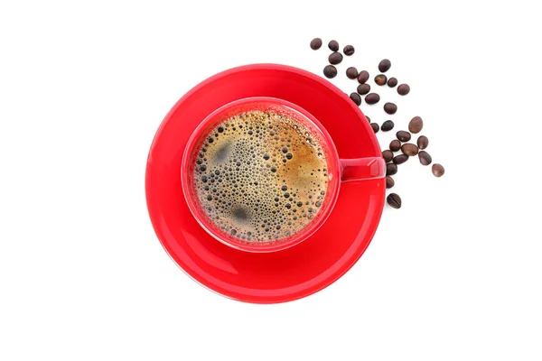 Czerwona filiżanka kawy z ziaren kawy na białym tle — Zdjęcie stockowe