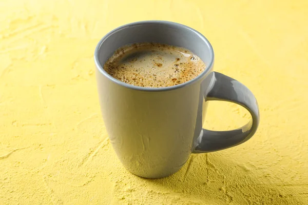 Xícara de café com espuma espumosa no fundo de cor, espaço para te — Fotografia de Stock