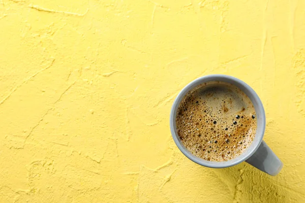 Xícara de café com espuma espumosa no fundo de cor, vista superior e — Fotografia de Stock