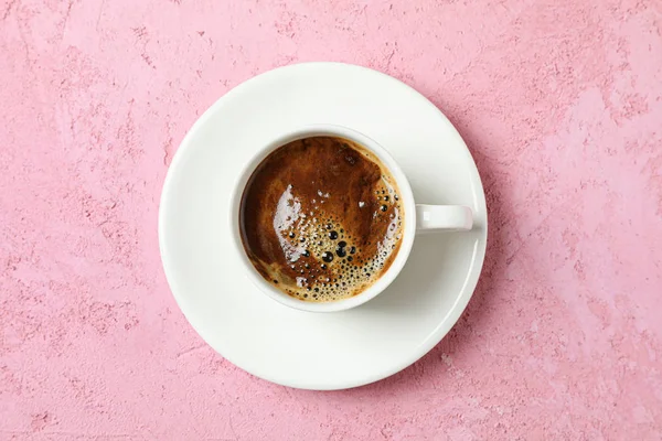 Cup of coffee with frothy foam on color background, space for te — Stock Photo, Image