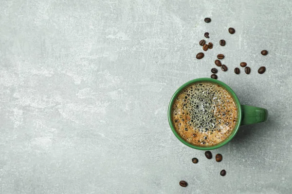 회색 백그루에 거품 거품과 커피 콩커피 한 잔 — 스톡 사진