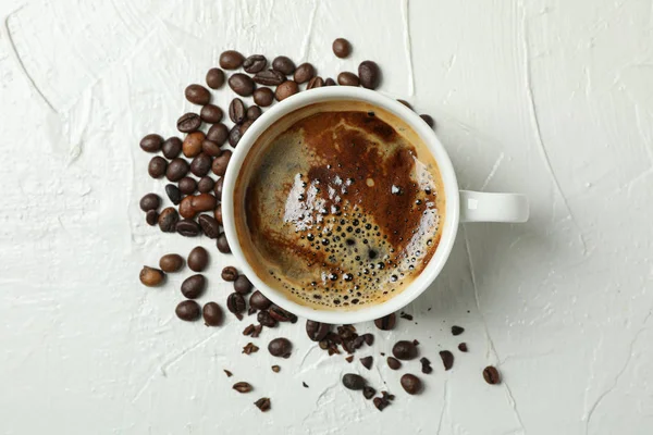 Šálek kávy s zpěněné pěnou a kávovou fazolí na bílém backgro — Stock fotografie