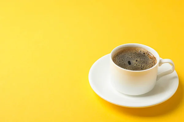 Cup of coffee with frothy foam on color background, space for te — Stock Photo, Image