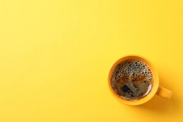 Cup of coffee with frothy foam on color background, space for te — Stock Photo, Image