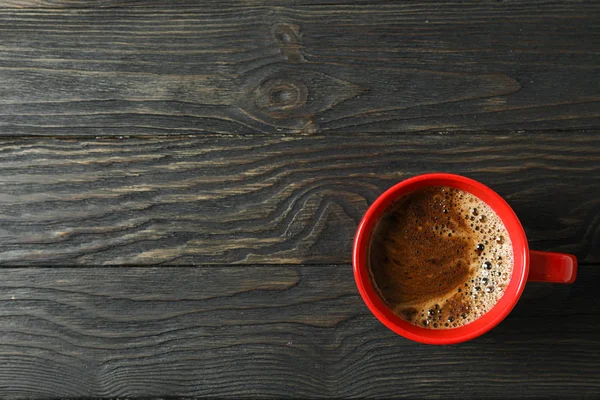 Šálek kávy s zpěněné pěnou na dřevěném podkladu, prostor pro t — Stock fotografie