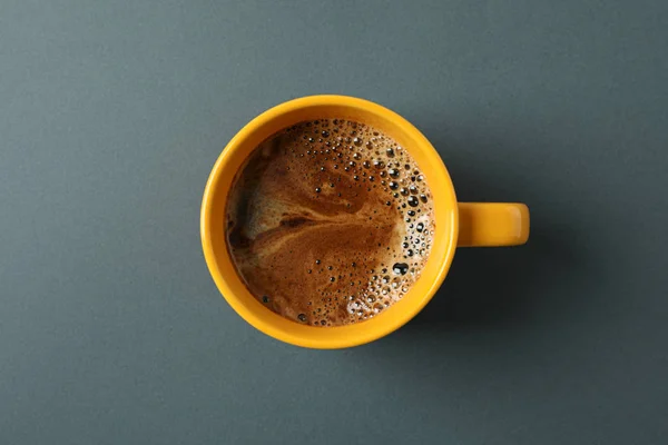 Cup of coffee with frothy foam on black background, space for te — Stock Photo, Image