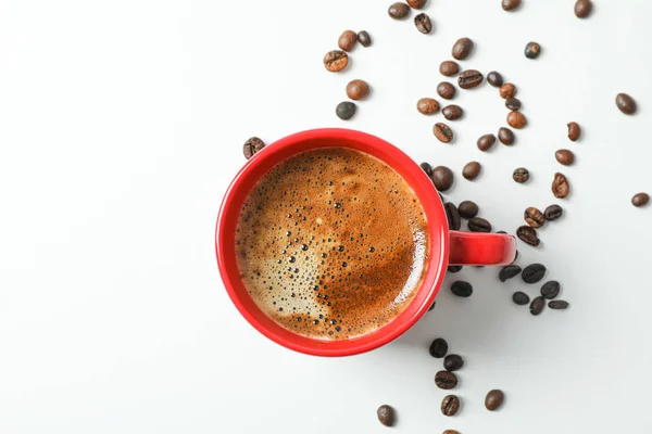 Cup of coffee with frothy foam and coffee beans on white backgro — Stock Photo, Image