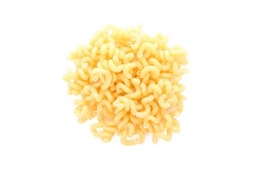 Beyaz arka planda izole makarna, üst görünüm. Geleneksel şekil 