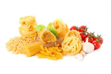 Makarna ve sebzeler beyaz arka plan üzerinde izole. Pişmemiş whol