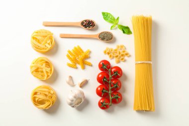 Beyaz arka plan üzerinde makarna malzemeleri ile düz yatıyordu kompozisyon,