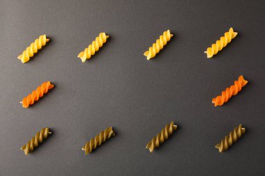 Siyah arka plan üzerinde çok renkli makarna ile düz döşeme kompozisyon