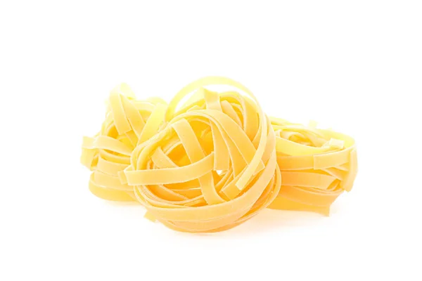 Pasta geïsoleerd op witte achtergrond, close-up. Droog, ongekookt geheel — Stockfoto