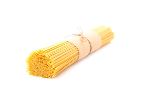 Pasta geïsoleerd op witte achtergrond, close-up. Droog, ongekookt geheel — Stockfoto