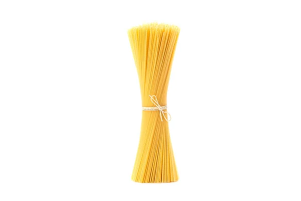 Pasta geïsoleerd op witte achtergrond. Ongekookte volkoren pasta — Stockfoto