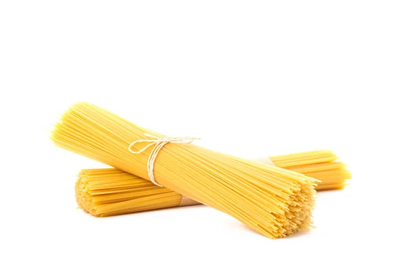 Pasta geïsoleerd op witte achtergrond. Ongekookte volkoren pasta — Stockfoto