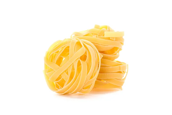 Pasta isolata su fondo bianco. Pasta integrale non cotta — Foto Stock