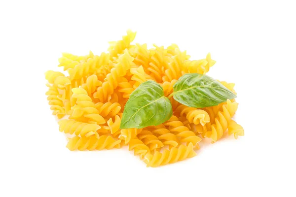 Pasta isolata su fondo bianco. Pasta integrale non cotta — Foto Stock