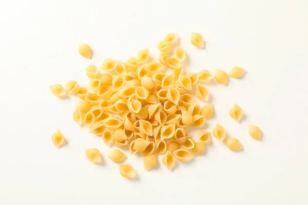 Pasta sobre fondo blanco, espacio para texto. Pa entero seco sin cocer — Foto de Stock