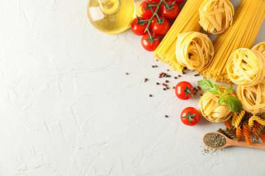 Beyaz üzerine makarna, domates, baharat ve zeytinyağı ile kompozisyon 