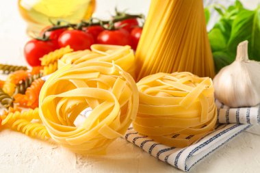 Makarna, domates, sarımsak, zeytinyağı ve mutfak ile kompozisyon 