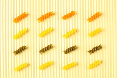 Açık arka plan, boşluk üzerinde renkli makarna ile düz yatıyordu kompozisyon