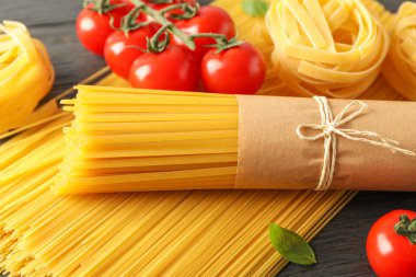 Ahşap arka planda makarna, domates ve fesleğen ile kompozisyon,