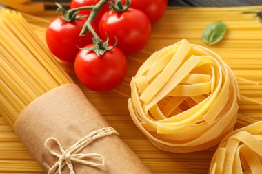 Ahşap arka planda makarna, domates ve fesleğen ile kompozisyon,