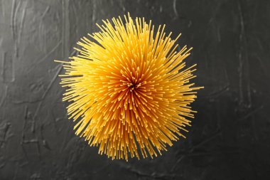 Siyah arka planda makarna, metin alanı ve üst görünüm