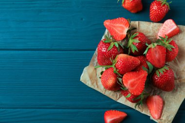 Taze çilek ve ahşap arka plan üzerinde parşömen, alan için