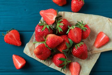 Taze çilek ve ahşap arka plan üzerinde parşömen, alan için
