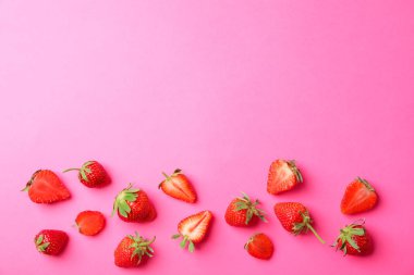 Renk arka plan üzerinde çilek ile düz yatıyordu kompozisyon, boşluk