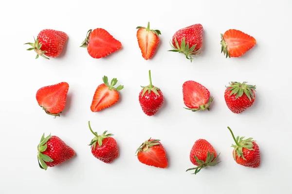 Beyaz arka plan üzerinde çilek ile düz yatıyordu kompozisyon, boşluk