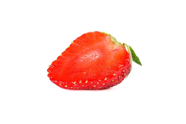 La moitié des fraises isolées sur fond blanc. Été doux fr — Photo