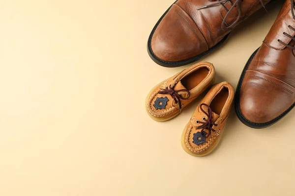 Καφέ δερμάτινα παπούτσια και Παιδικά παπούτσια στο χρώμα φόντο, SP — Φωτογραφία Αρχείου
