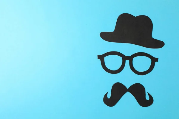 Dekoratif gözlük, bıyık ve şapka renkli arka plan, boşluk — Stok fotoğraf