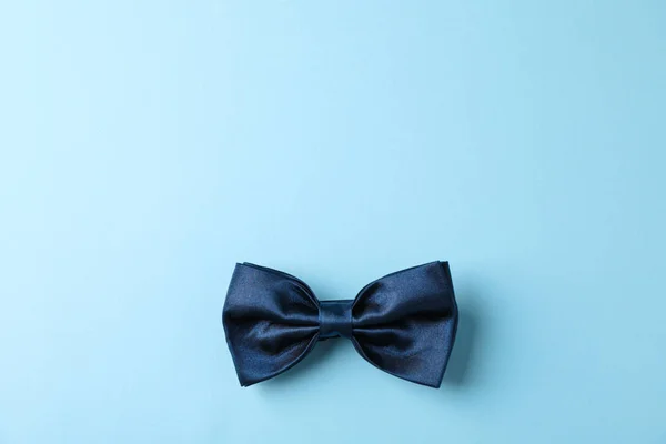 Renkli arka planda mavi papyon, metin için alan