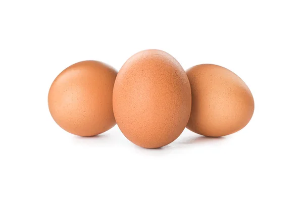 Коричневі курячі яйця ізольовані на білому тлі — стокове фото
