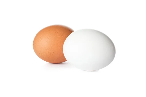 Ovos de galinha crus isolados sobre fundo branco — Fotografia de Stock