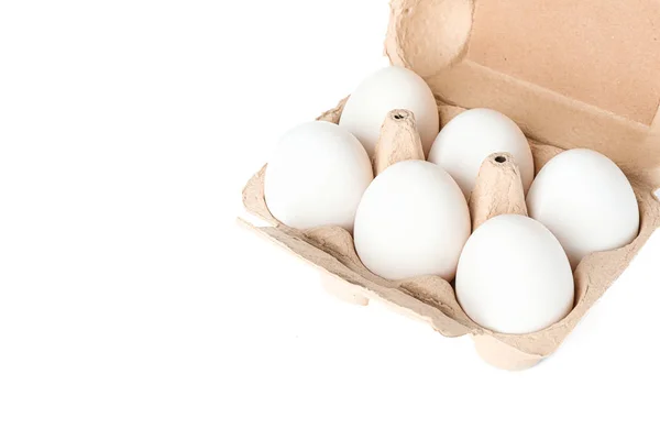 Білі курячі яйця в картонній коробці ізольовані на білому тлі — стокове фото