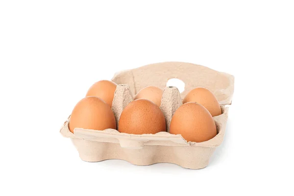 Ovos de galinha marrom na caixa de papelão isolados no fundo branco — Fotografia de Stock