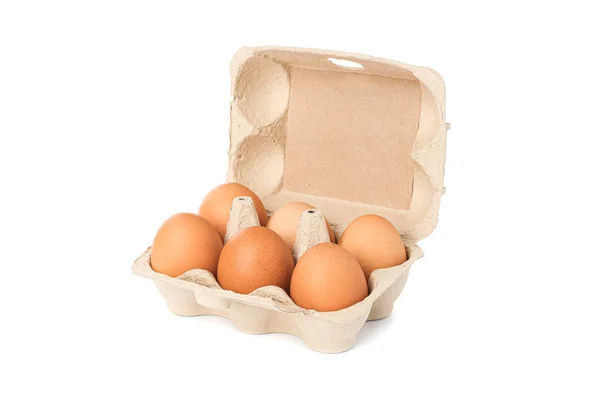 Brązowe jaja kurze w pudełku tekturowym na białym tle — Zdjęcie stockowe