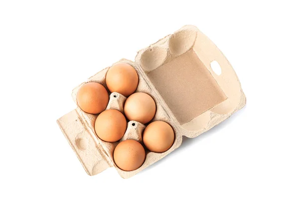 Bruine kippeneieren in kartonnen doos geïsoleerd op witte achtergrond. T — Stockfoto