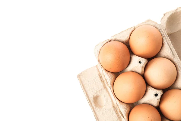 Коричневі курячі яйця в картонній коробці ізольовані на білому тлі. т — стокове фото