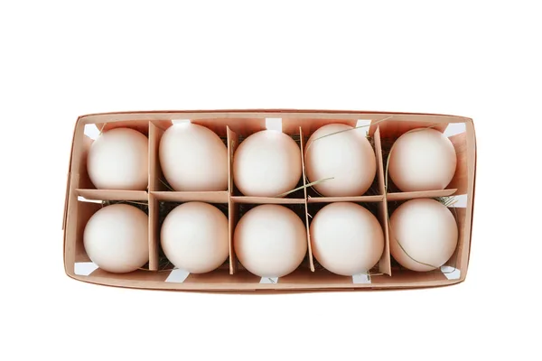 Białe jaja kurze w pudełku tekturowym na białym tle, t — Zdjęcie stockowe