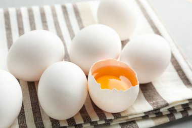 Beyaz tavuk yumurtaları mutfak havlusu gri arka planda, Space fo