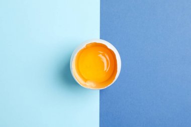 Renk arka plan, metin için boşluk sarısı ile yarım kırık yumurta