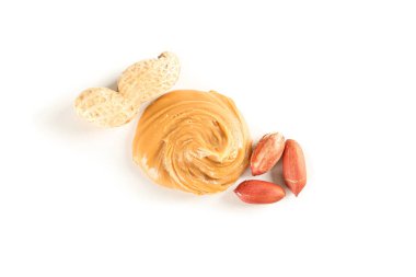 Krem fıstık ezmesi ve fıstık beyaz arka planda izole,